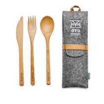 Praktisk turbestikk i tre bestående av kniv, gaffel og skje.