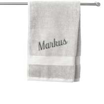 Vårt premium gjestehåndkle med brodert navn er mykt, lekkert og laget for å vare. Den lille detaljen som gjør badet litt mer deg
