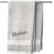 Vårt premiumhåndkle med brodert navn er mykt, lekkert og laget for å vare. Den lille detaljen som gjør badet litt mer deg