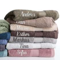 Vårt premiumhåndkle med brodert navn er mykt, lekkert og laget for å vare. Den lille detaljen som gjør badet litt mer deg