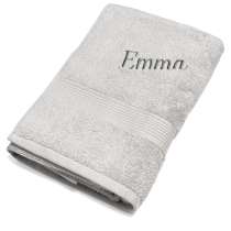 Vårt premiumhåndkle med brodert navn er mykt, lekkert og laget for å vare. Den lille detaljen som gjør badet litt mer deg