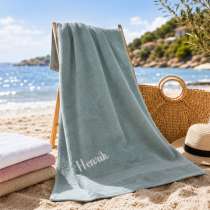 Vårt Premium strandhåndkle med brodert navn er mykt, lekkert og laget for å vare. Deilig å ta med seg på stranden, eller om du ønsker et ekstra stort håndkle hjemme.