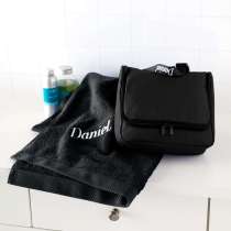 Monaco Premium toalettveske sammen med et matchende "Pure exclusive Badehåndkle".<br/><i><font size="2em">Kun 50,- ekstra for brodering på fronten.</font></i>