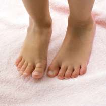 En tykk og god badematte i 100% bomullsfrotté som passer perfekt til badet. Også praktisk å bruke som stellematte. Med navn brodert er dette en flott gave.