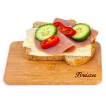 Smørebrett av bambus med lasergravert navn. Praktiske både som smørebrett på frokost- og lunsjbordet, og til små anretninger med ost eller tapas. Eller bruk dem som flotte bordskånere på middagsbordet. 