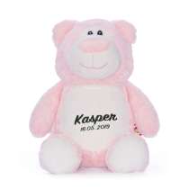 Kjempesøt lyserosa bamse.
Bamsen har rosa og hvit myk pels, rosa nese og sorte øyne. 
Perfekte kompisen som kan bli med på alle slags eventyr!
Broder med navn på magen for å gi et enda mer personlig preg.
