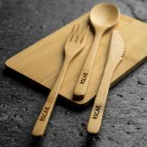 <p>Turbestikket du vil ha med på turen!</p>
<p>Praktisk turbestikk av bambus, bestående av kniv, gaffel og skje. Leveres i lekker oppbevaringsmappe. Med gravert navn på alle tre deler er dette den perfekte gaven for alle som elsker å ta korte eller lange turer i vår egen vakre natur!</p>