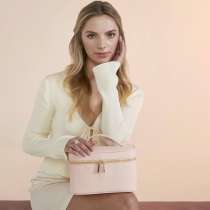 "Milea Vanity Case" er en stilig smykkeskrin eller sminkeveske. Du kan sikkert finne flere strålende bruksområder for denne nyttige vesken. Hovedrom med glidelås. Laget i imitert skinn, med mykt fôr og flere innvendige lommer/delere. Dekorativ glidelås i skinnende gullfarget metall.