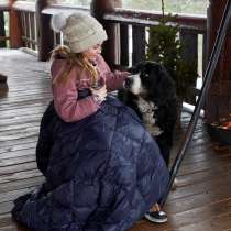 Lev livet ute som inne og nyt gleden av lunende dun.
Alle dunens gode egenskaper komprimert. Perfekt inne, ute, til båten, hytta, ved bålpannen, i hengekøyen, på festival, på skoleavslutning eller etter morgenbadet – sommer som vinter, til barn og voksne.

Se våre voksenstørrelser her: <a href="https://www.nameon.no/out-about-dunpledd-voksen" title="Voksenpledd">Voksenpledd</a>