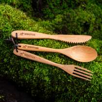 Praktisk turbestikk i tre, bestående av kniv, gaffel og skje. Gravert med et valgfritt navn sammen med et detaljert og innbydende naturmotiv på bestikket, blir dette en perfekt gave til noen du er glad i.
