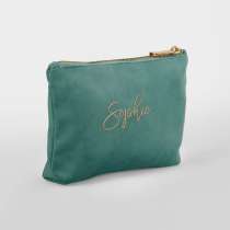 Velvet Accessory Bag Small – En luksuriøs tilbehørsveske laget av myk fløyel, perfekt for å bære smykker, kosmetikk eller andre småting. Den er tilgjengelig for personlig brodering med navn eller initialer, noe som gjør den til en elegant og personlig gave.