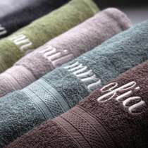 Badehåndkle Lyon – Gjør hverdagen litt mer personlig

Gi noen du er glad i en luksuriøs og personlig opplevelse med vårt “Badehåndkle Lyon”. Med mulighet for brodering av navn, initialer eller en liten melding, kan du gjøre dette håndkleet til en helt unik gave. Enten det er til en bestevenn, et familiemedlem eller kanskje til deg selv, blir dette håndkleet en daglig påminnelse om omtanke og personlig stil.