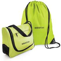 Gi en personlig gave med Monaco & gympose med navn! Perfekt for både voksne og barn, inkluderer en praktisk toalettveske og en stilig gympose, begge med brodert navn. Velg din favorittfarge og nyt en organisert, unik opplevelse.