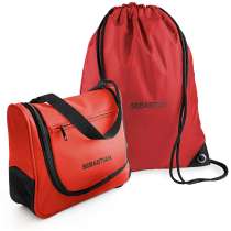 Gi en personlig gave med Monaco & gympose med navn! Perfekt for både voksne og barn, inkluderer en praktisk toalettveske og en stilig gympose, begge med brodert navn. Velg din favorittfarge og nyt en organisert, unik opplevelse.