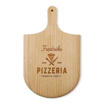 Pizzaspade med motiv, med din egen tekst lasergravert på. Til deg selv, eller en flott og unik gave til en som setter pris på litt ekstra i hverdagen.

Velg motiv her:
<div class="motif-wrapper"><div><a href="/pizzaspade-46x28-cm-med-navn"><img src="https://www.nameon.no/media/wysiwyg/gravering/pizza/thumbnails/pizzaspade-46x28cm/blank.png"></a></div><!--<div><a href="/pizzaspade-46x28-cm-med-pizzamotiv"><img src="https://www.nameon.no/media/wysiwyg/gravering/pizza/thumbnails/pizzaspade-46x28cm/pizza-1.png"></a></div>--><div><a href="/pizzaspade-46x28-cm-med-pizzamotiv-2"><img src="https://www.nameon.no/media/wysiwyg/gravering/pizza/thumbnails/pizzaspade-46x28cm/pizza-2.png"></a></div><div><a href="/pizzaspade-46x28-cm-med-pizzatekst"><img src="https://www.nameon.no/media/wysiwyg/gravering/pizza/thumbnails/pizzaspade-46x28cm/grandis-1.png"></a></div><div><a href="/pizzaspade-46x28-cm-med-pizzatekst-og-motiv"><img src="https://www.nameon.no/media/wysiwyg/gravering/pizza/thumbnails/pizzaspade-46x28cm/grandis-2.png"></a></div><div><a href="/pizzaspade-46x28-cm-med-pappamotiv"><img src="https://www.nameon.no/media/wysiwyg/gravering/pizza/thumbnails/pizzaspade-46x28cm/pappa.png"></a></div><div><a href="/pizzaspade-46x28-cm-med-bladmotiv"><img src="https://www.nameon.no/media/wysiwyg/gravering/pizza/thumbnails/pizzaspade-46x28cm/blader.png"></a></div></div>