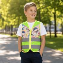 Kul refleksvest for barn i neongrønn med fargerikt riddermotiv. Vesten har reflekterende stoff og to brede refleksstriper som gjør barnet mer synlig i trafikken. Lett og behagelig å ha på, med praktisk glidelås foran. Passer barn fra 3 til 10 år.