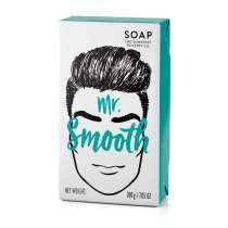 "A masculine fragranced Soap bar for your dirty man."<br/><br/>Mr Smooth såpe er blandet med sheasmør for å ta vare på hardtarbeidende hud. Oppdag den friske, krydrede og maskuline duften av svart pepper og ingefær.<br/><br/>