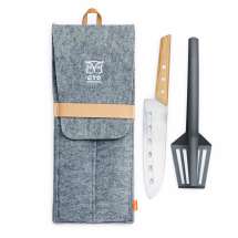 Praktisk grill- og stekesett med japansk kokkekniv og spadepinsett i flott filtmappe. 