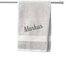 Vårt premium gjestehåndkle med brodert navn er mykt, lekkert og laget for å vare. Den lille detaljen som gjør badet litt mer deg