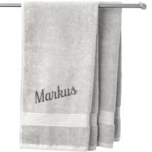 Vårt premiumhåndkle med brodert navn er mykt, lekkert og laget for å vare. Den lille detaljen som gjør badet litt mer deg