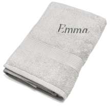 Vårt premiumhåndkle med brodert navn er mykt, lekkert og laget for å vare. Den lille detaljen som gjør badet litt mer deg