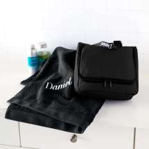 Monaco Premium toalettveske sammen med et matchende "Pure exclusive Badehåndkle".<br/><i><font size="2em">Kun 50,- ekstra for brodering på fronten.</font></i>