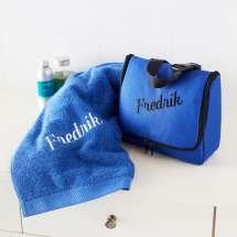 Monaco Premium toalettveske sammen med et matchende "Pure exclusive Badehåndkle".<br/><i><font size="2em">Kun 50,- ekstra for brodering på fronten.</font></i>