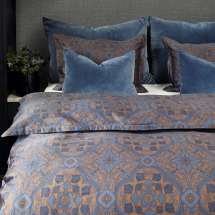 <!--<B style="color:#FFFFFF; background-color:#000000;">LIMITED EDITION 2020!</B> -->Mønsteret er elegant og klassisk og i kombinasjon med den lekreste satengen i TC 400, er dette en drøm å sove i. Med et vakkert brodert navn får du et flott og eksklusivt sengesett. Her tror vi mange får en ny favoritt.