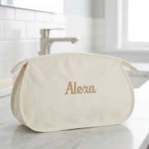 Praktisk og stilren toalettveske med god plass til det viktigste, gjør den personlig med navn eller initialer.