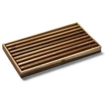 Skjærefjøl med smulebrett 43x23x3,5 cm  cm i akasietre.

Med en gravert hilsen eller morsom tekst er dette en perfekt gave.