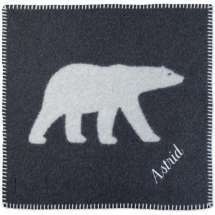 Nyt komfort og varme med Tinde-sitteunderlagene, laget av 100% tovet ull av høy kvalitet. 

Med fokus på både funksjonalitet og estetikk, tilbyr de den ideelle kombinasjonen av komfort og stil. 

De naturlige ullfibrene gir en myk og behagelig overflate å sitte på, samtidig som de er varmeisolerende, perfekte for enhver anledning.