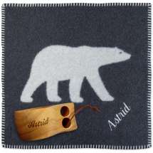 Turkoppen, sammen med et varmt og godt sitteunderlag fra Tinde i 100% tovet ull. Med samme navn på begge.