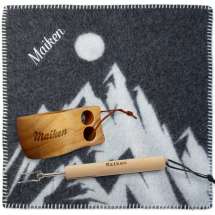 Sitteunderlag fra Tinde i 100% tovet ull, sammen med turkopp og grillpinne. Alle tre med samme navn