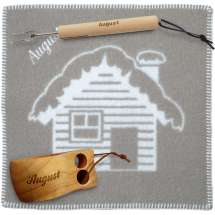 Sitteunderlag fra Tinde i 100% tovet ull, sammen med turkopp og grillpinne. Alle tre med samme navn