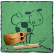 Sitteunderlag fra Tinde i 100% tovet ull, sammen med turkopp og grillpinne. Alle tre med samme navn