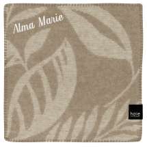 Nyt komfort og varme med Briksdalen-sitteunderlagene, laget av ull av høy kvalitet. 

Med fokus på både funksjonalitet og estetikk, tilbyr de den ideelle kombinasjonen av komfort og stil. 

De naturlige ullfibrene gir en myk og behagelig overflate å sitte på, samtidig som de er varmeisolerende, perfekte for enhver anledning.