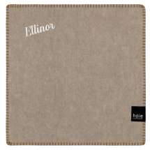 Nyt komfort og varme med Djupedalen-sitteunderlagene, laget av ull av høy kvalitet. 

Med fokus på både funksjonalitet og estetikk, tilbyr de den ideelle kombinasjonen av komfort og stil. 

De naturlige ullfibrene gir en myk og behagelig overflate å sitte på, samtidig som de er varmeisolerende, perfekte for enhver anledning.