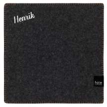 Nyt komfort og varme med Djupedalen-sitteunderlagene, laget av ull av høy kvalitet. 

Med fokus på både funksjonalitet og estetikk, tilbyr de den ideelle kombinasjonen av komfort og stil. 

De naturlige ullfibrene gir en myk og behagelig overflate å sitte på, samtidig som de er varmeisolerende, perfekte for enhver anledning.