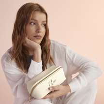 Perfekt for å bære dine hverdagslige nødvendigheter. Åpne glidelåslommen for å få tilgang til en flatt-åpnet plass til sminke, smykker og småting. Laget av holdbart, luksuriøst saffiano PU-skinn med mulighet for personlig navn. Ideell for stilige trendfolk og reisende. Størrelse: 21x8x8 cm