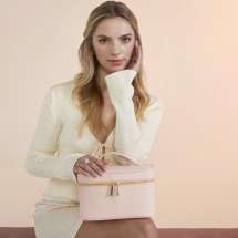 "Milea Vanity Case" er en stilig smykkeskrin eller sminkeveske. Du kan sikkert finne flere strålende bruksområder for denne nyttige vesken. Hovedrom med glidelås. Laget i imitert skinn, med mykt fôr og flere innvendige lommer/delere. Dekorativ glidelås i skinnende gullfarget metall.