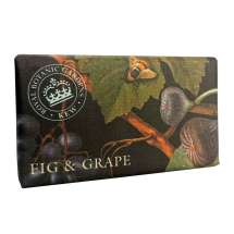 The English Soap Company feirer 20-årsjubileum for såpeproduksjon. Jubileumsamlingen bruker moderne design og et variert utvalg av deres mest populære duftsåper. Et herlig fiken og drueduftende luksus såpestykke med pleiende ingredienser, blant annet Sheasmør som er kjent for sine fuktighetsgivende egenskaper. Dufter fantastisk! Innpakket i vakkert, flott og moderne designet papir.<br/>
Fuktighetsgivende duft av sheasmør med en myk blanding av fersken og appelsin. Midtnotene består av lyse tresorter og kokos. Den orientalske basen har en blanding av moskus, sandeltre og tørket rav blandet med sedertre for å fullføre duften.<br/><br/>