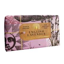 The English Soap Company feirer 20-årsjubileum for såpeproduksjon. Jubileumsamlingen bruker moderne design og et variert utvalg av deres mest populære duftsåper. Et herlig såpestykke med pleiende ingredienser, blant annet Sheasmør som er kjent for sine fuktighetsgivende egenskaper. Dufter fantastisk! Innpakket i vakkert, flott og moderne designet papir.<br/>
En aromatisk duft med beroligende hint av lavendel og rosmarin, med en frisk karakter fra et snev av mynte. En blanding av høy, tørkede lavendelblomster og vanilje skaper basen sammen med sedertre og moskus.<br/><br/>