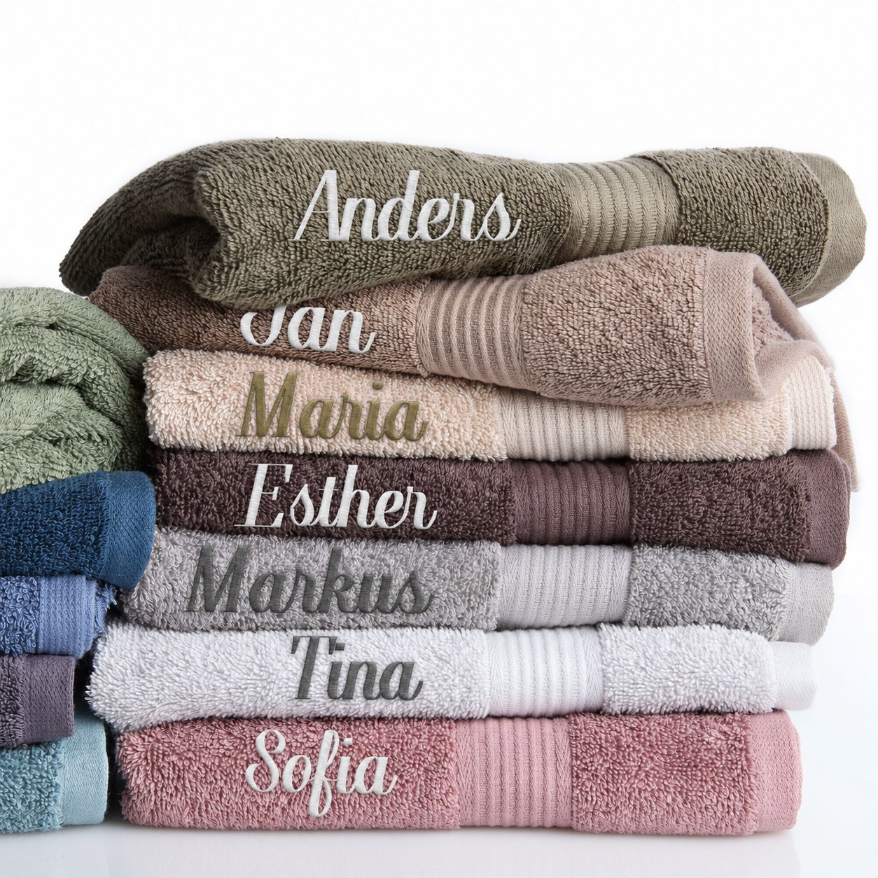 Nærbilde av Premium-håndklær med personlige broderte navn